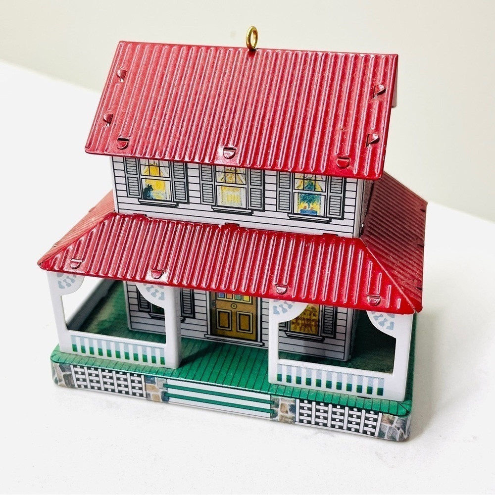 Hallmark 1999 Christmas Collector’s Town and Country Tree Ornament